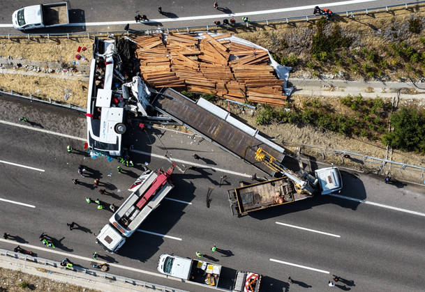 11 killed, 27 injured in tour bus crash in western Turkiye MANISA, TURKIYE - OCTOBER 11: An aerial view of the accident site after a tow truck and a tour bus collided in the Akhisar district of Manisa, Turkiye, on October 11, 2026. At least 11 people were killed and 27 others injured in the crash, with firefighters, police and medical teams dispatched to the scene. Mahmut Serdar Alakus Anadolu Manisa Turkey. Editorial use only. Please get in touch for any other usage. Copyright: x2026xAnadoluxMahmutxSerdarxAlakusx