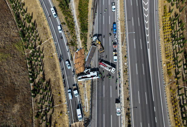 11 killed, 27 injured in tour bus crash in western Turkiye MANISA, TURKIYE - OCTOBER 11: An aerial view of the accident site after a tow truck and a tour bus collided in the Akhisar district of Manisa, Turkiye, on October 11, 2026. At least 11 people were killed and 27 others injured in the crash, with firefighters, police and medical teams dispatched to the scene. Mahmut Serdar Alakus Anadolu Manisa Turkey. Editorial use only. Please get in touch for any other usage. Copyright: x2026xAnadoluxMahmutxSerdarxAlakusx