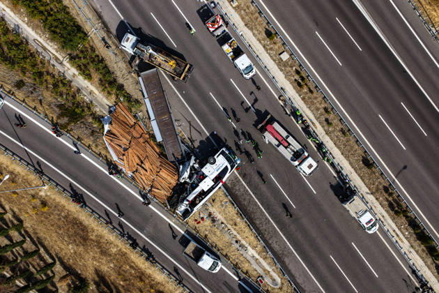 11 killed, 27 injured in tour bus crash in western Turkiye MANISA, TURKIYE - OCTOBER 11: An aerial view of the accident site after a tow truck and a tour bus collided in the Akhisar district of Manisa, Turkiye, on October 11, 2026. At least 11 people were killed and 27 others injured in the crash, with firefighters, police and medical teams dispatched to the scene. Mahmut Serdar Alakus Anadolu Manisa Turkey. Editorial use only. Please get in touch for any other usage. Copyright: x2026xAnadoluxMahmutxSerdarxAlakusx