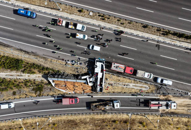 11 killed, 27 injured in tour bus crash in western Turkiye MANISA, TURKIYE - OCTOBER 11: An aerial view of the accident site after a tow truck and a tour bus collided in the Akhisar district of Manisa, Turkiye, on October 11, 2026. At least 11 people were killed and 27 others injured in the crash, with firefighters, police and medical teams dispatched to the scene. Mahmut Serdar Alakus Anadolu Manisa Turkey. Editorial use only. Please get in touch for any other usage. Copyright: x2026xAnadoluxMahmutxSerdarxAlakusx