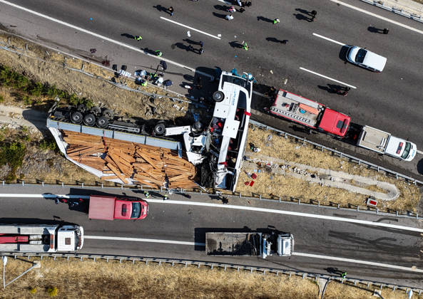 11 killed, 27 injured in tour bus crash in western Turkiye MANISA, TURKIYE - OCTOBER 11: An aerial view of the accident site after a tow truck and a tour bus collided in the Akhisar district of Manisa, Turkiye, on October 11, 2026. At least 11 people were killed and 27 others injured in the crash, with firefighters, police and medical teams dispatched to the scene. Mahmut Serdar Alakus Anadolu Manisa Turkey. Editorial use only. Please get in touch for any other usage. Copyright: x2026xAnadoluxMahmutxSerdarxAlakusx