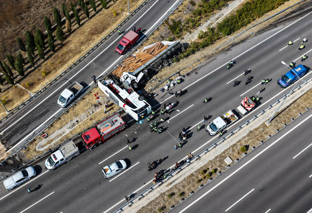 11 killed, 27 injured in tour bus crash in western Turkiye MANISA, TURKIYE - OCTOBER 11: An aerial view of the accident site after a tow truck and a tour bus collided in the Akhisar district of Manisa, Turkiye, on October 11, 2026. At least 11 people were killed and 27 others injured in the crash, with firefighters, police and medical teams dispatched to the scene. Mahmut Serdar Alakus Anadolu Manisa Turkey. Editorial use only. Please get in touch for any other usage. Copyright: x2026xAnadoluxMahmutxSerdarxAlakusx