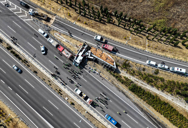 11 killed, 27 injured in tour bus crash in western Turkiye MANISA, TURKIYE - OCTOBER 11: An aerial view of the accident site after a tow truck and a tour bus collided in the Akhisar district of Manisa, Turkiye, on October 11, 2026. At least 11 people were killed and 27 others injured in the crash, with firefighters, police and medical teams dispatched to the scene. Mahmut Serdar Alakus Anadolu Manisa Turkey. Editorial use only. Please get in touch for any other usage. Copyright: x2026xAnadoluxMahmutxSerdarxAlakusx