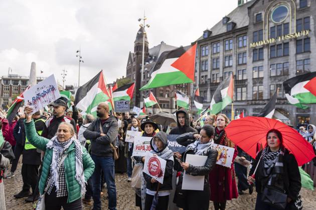 AMSTERDAM - Demonstrators during a national protest on Dam Square marking the conclusion of the nationwide week of action for sanctions against Israel. According to various activist groups, despite the ceasefire , the genocide against the Palestinian people continues unabated. KOEN VAN WEEL ANP netherlands out - belgium out  Copyright: xx x572124331x originalFilename: 572124331