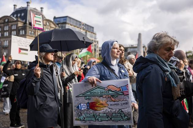 AMSTERDAM - Demonstrators during a national protest on Dam Square marking the conclusion of the nationwide week of action for sanctions against Israel. According to various activist groups, despite the ceasefire , the genocide against the Palestinian people continues unabated. KOEN VAN WEEL ANP netherlands out - belgium out  Copyright: xx x572124338x originalFilename: 572124338
