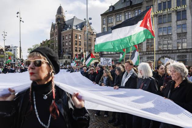 AMSTERDAM - Demonstrators during a national protest on Dam Square marking the conclusion of the nationwide week of action for sanctions against Israel. According to various activist groups, despite the ceasefire , the genocide against the Palestinian people continues unabated. KOEN VAN WEEL ANP netherlands out - belgium out  Copyright: xx x572125879x originalFilename: 572125879