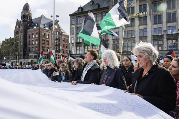 AMSTERDAM - Demonstrators during a national protest on Dam Square marking the conclusion of the nationwide week of action for sanctions against Israel. According to various activist groups, despite the ceasefire , the genocide against the Palestinian people continues unabated. KOEN VAN WEEL ANP netherlands out - belgium out  Copyright: xx x572125937x originalFilename: 572125937