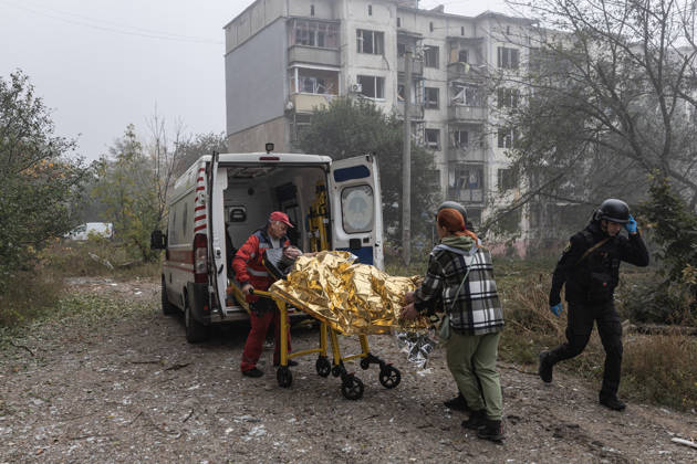 Russian air strike hits residential building in Sloviansk SLOVIANSK, UKRAINE - OCTOBER 11: Doctors and police evacuate an injured woman following a Russian air strike on a residential building in Sloviansk, Ukraine, on October 11, 2026. Diego Herrera Carcedo Anadolu Sloviansk Ukraine. Editorial use only. Please get in touch for any other usage. Copyright: x2026xAnadoluxDiegoxHerreraxCarcedox