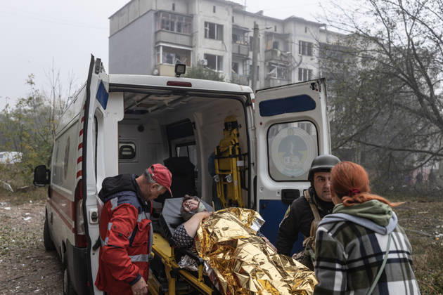 Russian air strike hits residential building in Sloviansk SLOVIANSK, UKRAINE - OCTOBER 11: Doctors and police evacuate an injured woman following a Russian air strike on a residential building in Sloviansk, Ukraine, on October 11, 2026. Diego Herrera Carcedo Anadolu Sloviansk Ukraine. Editorial use only. Please get in touch for any other usage. Copyright: x2026xAnadoluxDiegoxHerreraxCarcedox