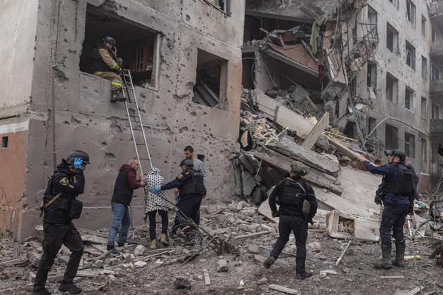 Russian air strike hits residential building in Sloviansk SLOVIANSK, UKRAINE - OCTOBER 11: Firefighters evacuate an injured woman following a Russian air raid on a residential building in Sloviansk, Ukraine, on October 11, 2026. Diego Herrera Carcedo Anadolu Sloviansk Ukraine. Editorial use only. Please get in touch for any other usage. Copyright: x2026xAnadoluxDiegoxHerreraxCarcedox