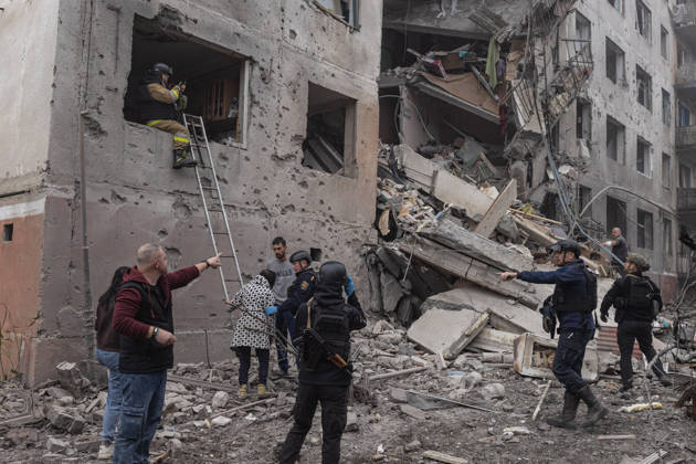 Russian air strike hits residential building in Sloviansk SLOVIANSK, UKRAINE - OCTOBER 11: Firefighters evacuate an injured woman following a Russian air raid on a residential building in Sloviansk, Ukraine, on October 11, 2026. Diego Herrera Carcedo Anadolu Sloviansk Ukraine. Editorial use only. Please get in touch for any other usage. Copyright: x2026xAnadoluxDiegoxHerreraxCarcedox