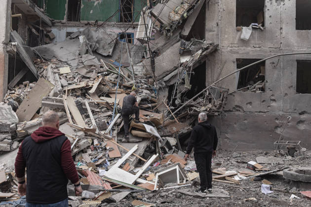 Russian air strike hits residential building in Sloviansk SLOVIANSK, UKRAINE - OCTOBER 11: A resident searches for his belongings following a Russian air strike on a residential block in Sloviansk, Ukraine, on October 11, 2026. Diego Herrera Carcedo Anadolu Sloviansk Ukraine. Editorial use only. Please get in touch for any other usage. Copyright: x2026xAnadoluxDiegoxHerreraxCarcedox