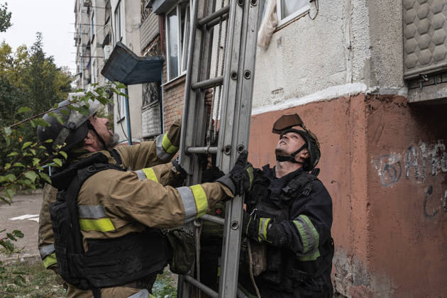 Russian air strike hits residential building in Sloviansk SLOVIANSK, UKRAINE - OCTOBER 11: Firefighters are attempting to rescue a civilian following a Russian air strike on a residential building in Sloviansk, Ukraine, on October 11, 2026. Diego Herrera Carcedo Anadolu Sloviansk Ukraine. Editorial use only. Please get in touch for any other usage. Copyright: x2026xAnadoluxDiegoxHerreraxCarcedox