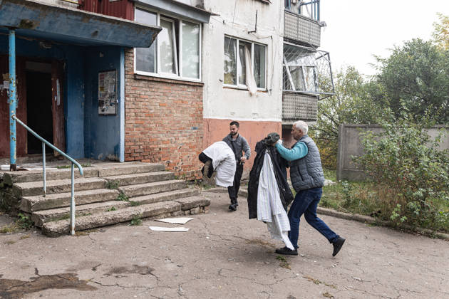 Russian air strike hits residential building in Sloviansk SLOVIANSK, UKRAINE - OCTOBER 11: Civilians carry their belongings following a Russian aerial bombing of a residential building in Sloviansk, Ukraine, on October 11, 2026. Diego Herrera Carcedo Anadolu Sloviansk Ukraine. Editorial use only. Please get in touch for any other usage. Copyright: x2026xAnadoluxDiegoxHerreraxCarcedox