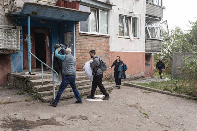 Russian air strike hits residential building in Sloviansk SLOVIANSK, UKRAINE - OCTOBER 11: Civilians carry their belongings following a Russian aerial bombing of a residential building in Sloviansk, Ukraine, on October 11, 2026. Diego Herrera Carcedo Anadolu Sloviansk Ukraine. Editorial use only. Please get in touch for any other usage. Copyright: x2026xAnadoluxDiegoxHerreraxCarcedox