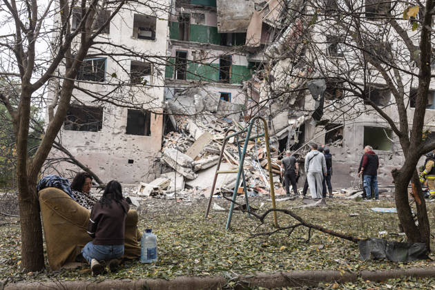 Russian air strike hits residential building in Sloviansk SLOVIANSK, UKRAINE - OCTOBER 11: An injured woman stands next to a destroyed building following a Russian air strike on a residential block in Sloviansk, Ukraine, on October 11, 2026. Diego Herrera Carcedo Anadolu Sloviansk Ukraine. Editorial use only. Please get in touch for any other usage. Copyright: x2026xAnadoluxDiegoxHerreraxCarcedox