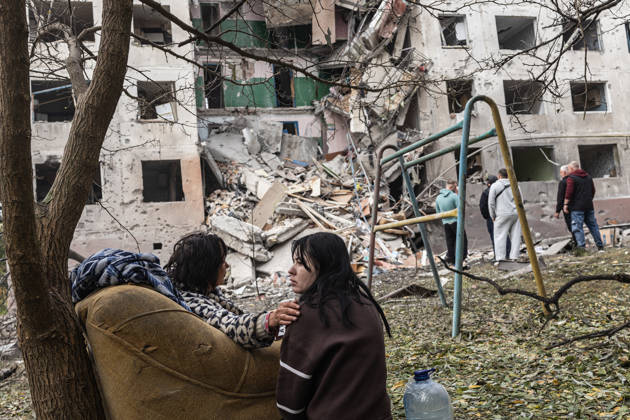 Russian air strike hits residential building in Sloviansk SLOVIANSK, UKRAINE - OCTOBER 11: An injured woman stands next to a destroyed building following a Russian air strike on a residential block in Sloviansk, Ukraine, on October 11, 2026. Diego Herrera Carcedo Anadolu Sloviansk Ukraine. Editorial use only. Please get in touch for any other usage. Copyright: x2026xAnadoluxDiegoxHerreraxCarcedox