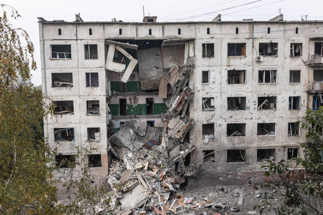 Russian air strike hits residential building in Sloviansk SLOVIANSK, UKRAINE - OCTOBER 11: A view of the damaged building following a Russian aerial bombing of a residential block in Sloviansk, Ukraine, on October 11, 2026. Diego Herrera Carcedo Anadolu Sloviansk Ukraine. Editorial use only. Please get in touch for any other usage. Copyright: x2026xAnadoluxDiegoxHerreraxCarcedox