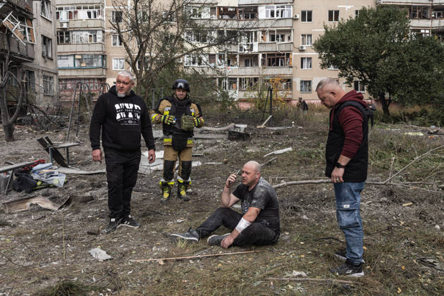 Russian air strike hits residential building in Sloviansk SLOVIANSK, UKRAINE - OCTOBER 11: A man who escaped from the rubble speaks on the phone next to the damaged building following a Russian aerial bombing of a residential block in Sloviansk, Ukraine, on October 11, 2026. Diego Herrera Carcedo Anadolu Sloviansk Ukraine. Editorial use only. Please get in touch for any other usage. Copyright: x2026xAnadoluxDiegoxHerreraxCarcedox