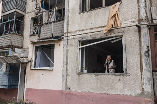 Russian air strike hits residential building in Sloviansk SLOVIANSK, UKRAINE - OCTOBER 11: A woman talks on the phone at home, in a building damaged following a Russian aerial bombing of a residential block in Sloviansk, Ukraine, on October 11, 2026. Diego Herrera Carcedo Anadolu Sloviansk Ukraine. Editorial use only. Please get in touch for any other usage. Copyright: x2026xAnadoluxDiegoxHerreraxCarcedox