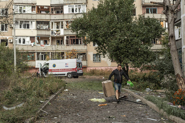 Russian air strike hits residential building in Sloviansk SLOVIANSK, UKRAINE - OCTOBER 11: Civilians walk past a damaged building following a Russian aerial bombing of a residential block in Sloviansk, Ukraine, on October 11, 2026. Diego Herrera Carcedo Anadolu Sloviansk Ukraine. Editorial use only. Please get in touch for any other usage. Copyright: x2026xAnadoluxDiegoxHerreraxCarcedox