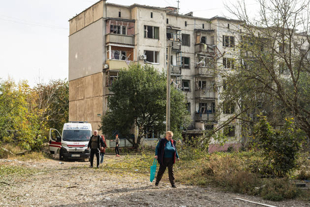 Russian air strike hits residential building in Sloviansk SLOVIANSK, UKRAINE - OCTOBER 11: Civilians walk past a damaged building following a Russian aerial bombing of a residential block in Sloviansk, Ukraine, on October 11, 2026. Diego Herrera Carcedo Anadolu Sloviansk Ukraine. Editorial use only. Please get in touch for any other usage. Copyright: x2026xAnadoluxDiegoxHerreraxCarcedox