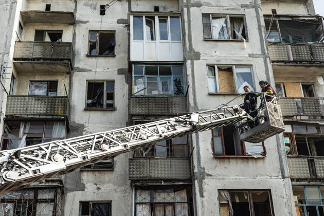 Russian air strike hits residential building in Sloviansk SLOVIANSK, UKRAINE - OCTOBER 11: Firefighters rescue a civilian from a damaged building following a Russian aerial strike on a residential building in Sloviansk, Ukraine, on October 11, 2026. Diego Herrera Carcedo Anadolu Sloviansk Ukraine. Editorial use only. Please get in touch for any other usage. Copyright: x2026xAnadoluxDiegoxHerreraxCarcedox