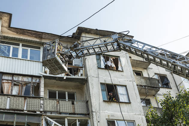 Russian air strike hits residential building in Sloviansk SLOVIANSK, UKRAINE - OCTOBER 11: Firefighters rescue a civilian from a damaged building following a Russian aerial strike on a residential building in Sloviansk, Ukraine, on October 11, 2026. Diego Herrera Carcedo Anadolu Sloviansk Ukraine. Editorial use only. Please get in touch for any other usage. Copyright: x2026xAnadoluxDiegoxHerreraxCarcedox