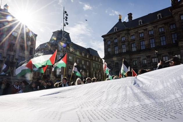 AMSTERDAM - Demonstrators during a national protest on Dam Square marking the conclusion of the nationwide week of action for sanctions against Israel. According to various activist groups, despite the ceasefire , the genocide against the Palestinian people continues unabated. KOEN VAN WEEL ANP netherlands out - belgium out  Copyright: xx x572127072x originalFilename: 572127072