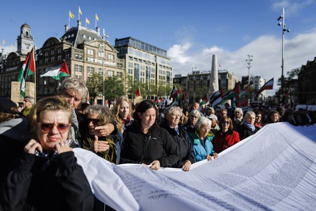 AMSTERDAM - Demonstrators during a national protest on Dam Square marking the conclusion of the nationwide week of action for sanctions against Israel. According to various activist groups, despite the ceasefire , the genocide against the Palestinian people continues unabated. KOEN VAN WEEL ANP netherlands out - belgium out  Copyright: xx x572127078x originalFilename: 572127078