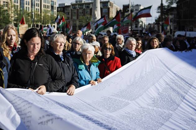AMSTERDAM - Demonstrators during a national protest on Dam Square marking the conclusion of the nationwide week of action for sanctions against Israel. According to various activist groups, despite the ceasefire , the genocide against the Palestinian people continues unabated. KOEN VAN WEEL ANP netherlands out - belgium out  Copyright: xx x572127085x originalFilename: 572127085