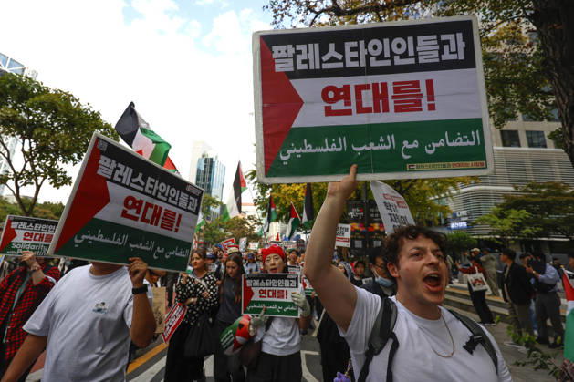 Protest condemning Gaza conflict in Seoul Demonstrators march with placards to protest Israel s attacks in the Gaza Strip, in Seoul, South Korea, on October 11, 2026 . The rally was held aa part of the Global Action for Palestine, a coordinated international mobilization held on October 10 11 marking three years since the 2023 Hamas attacks and the ensuing war. Seoul South Korea  Copyright: xMatrixxImages JungxUi-Chelx