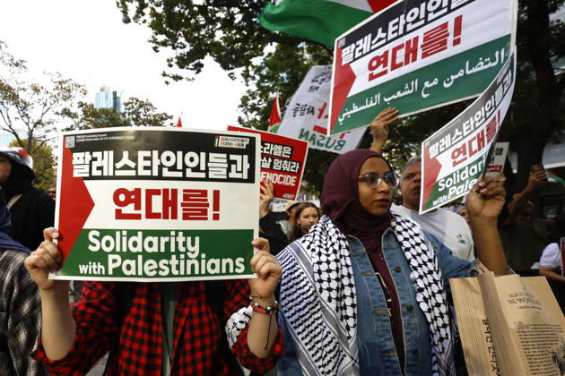 Protest condemning Gaza conflict in Seoul Demonstrators march with placards to protest Israel s attacks in the Gaza Strip, in Seoul, South Korea, on October 11, 2026 . The rally was held aa part of the Global Action for Palestine, a coordinated international mobilization held on October 10 11 marking three years since the 2023 Hamas attacks and the ensuing war. Seoul South Korea  Copyright: xMatrixxImages JungxUi-Chelx