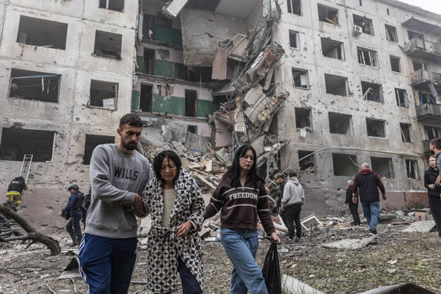 Russian airstrike hits residential building in Sloviansk SLOVIANSK, UKRAINE - OCTOBER 11: An injured woman is helped by two neighbours following a Russian airstrike on a residential building in Sloviansk, Ukraine, on October 11, 2026. Diego Herrera Carcedo Anadolu Sloviansk Ukraine. Editorial use only. Please get in touch for any other usage. Copyright: x2026xAnadoluxDiegoxHerreraxCarcedox