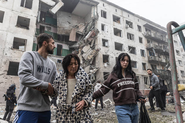 Russian airstrike hits residential building in Sloviansk SLOVIANSK, UKRAINE - OCTOBER 11: An injured woman is helped by two neighbours following a Russian airstrike on a residential building in Sloviansk, Ukraine, on October 11, 2026. Diego Herrera Carcedo Anadolu Sloviansk Ukraine. Editorial use only. Please get in touch for any other usage. Copyright: x2026xAnadoluxDiegoxHerreraxCarcedox