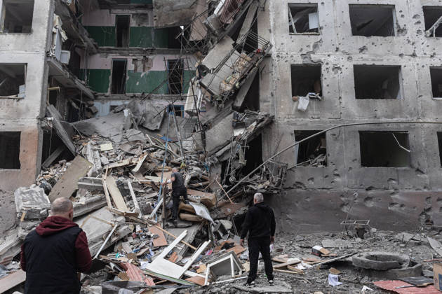 Russian airstrike hits residential building in Sloviansk SLOVIANSK, UKRAINE - OCTOBER 11: A resident searches for his belongings following a Russian airstrike on a residential block in Sloviansk, Ukraine, on October 11, 2026. Diego Herrera Carcedo Anadolu Sloviansk Ukraine. Editorial use only. Please get in touch for any other usage. Copyright: x2026xAnadoluxDiegoxHerreraxCarcedox
