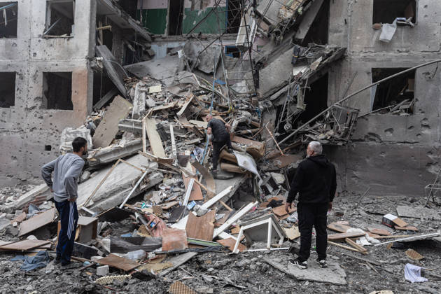 Russian airstrike hits residential building in Sloviansk SLOVIANSK, UKRAINE - OCTOBER 11: A resident searches for his belongings following a Russian air strike on a residential block in Sloviansk, Ukraine, on October 11, 2026. Diego Herrera Carcedo Anadolu Sloviansk Ukraine. Editorial use only. Please get in touch for any other usage. Copyright: x2026xAnadoluxDiegoxHerreraxCarcedox