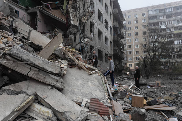 Russian airstrike hits residential building in Sloviansk SLOVIANSK, UKRAINE - OCTOBER 11: A resident searches for his belongings following a Russian airstrike on a residential block in Sloviansk, Ukraine, on October 11, 2026. Diego Herrera Carcedo Anadolu Sloviansk Ukraine. Editorial use only. Please get in touch for any other usage. Copyright: x2026xAnadoluxDiegoxHerreraxCarcedox