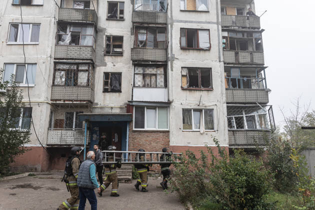 Russian airstrike hits residential building in Sloviansk SLOVIANSK, UKRAINE - OCTOBER 11: Firefighters are attempting to rescue a civilian following a Russian airstrike on a residential building in Sloviansk, Ukraine, on October 11, 2026. Diego Herrera Carcedo Anadolu Sloviansk Ukraine. Editorial use only. Please get in touch for any other usage. Copyright: x2026xAnadoluxDiegoxHerreraxCarcedox