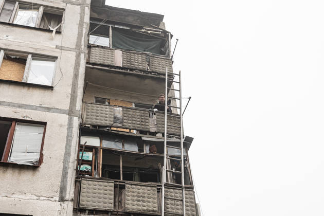 Russian airstrike hits residential building in Sloviansk SLOVIANSK, UKRAINE - OCTOBER 11: Firefighters are attempting to rescue a civilian following a Russian airstrike on a residential building in Sloviansk, Ukraine, on October 11, 2026. Diego Herrera Carcedo Anadolu Sloviansk Ukraine. Editorial use only. Please get in touch for any other usage. Copyright: x2026xAnadoluxDiegoxHerreraxCarcedox