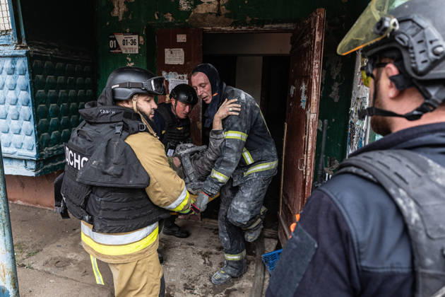 Russian airstrike hits residential building in Sloviansk SLOVIANSK, UKRAINE - OCTOBER 11: Firefighters rescue a volunteer who was trapped in the rubble following a Russian aerial strike on a residential building in Sloviansk, Ukraine, on October 11, 2026. Diego Herrera Carcedo Anadolu Sloviansk Ukraine. Editorial use only. Please get in touch for any other usage. Copyright: x2026xAnadoluxDiegoxHerreraxCarcedox