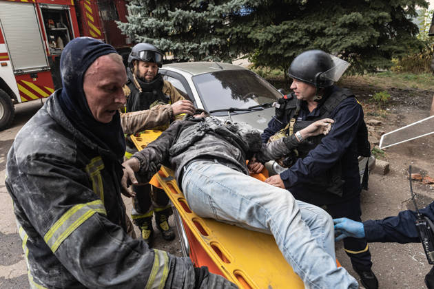 Russian airstrike hits residential building in Sloviansk SLOVIANSK, UKRAINE - OCTOBER 11: Firefighters rescue a volunteer who was trapped in the rubble following a Russian airstrike on a residential building in Sloviansk, Ukraine, on October 11, 2026. Diego Herrera Carcedo Anadolu Sloviansk Ukraine. Editorial use only. Please get in touch for any other usage. Copyright: x2026xAnadoluxDiegoxHerreraxCarcedox