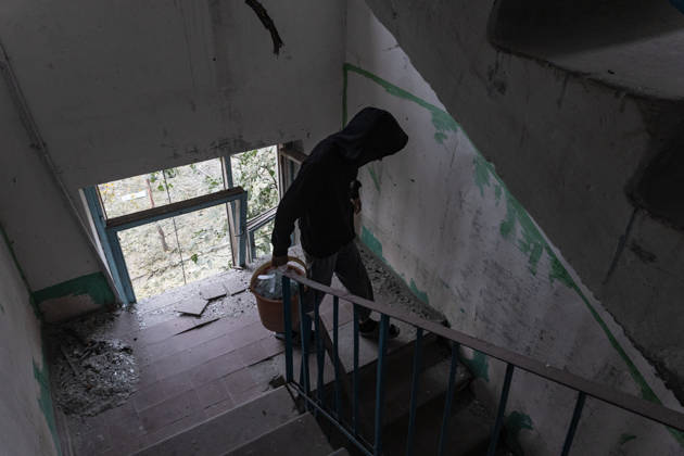 Russian airstrike hits residential building in Sloviansk SLOVIANSK, UKRAINE - OCTOBER 11: A young man clears rubble from a damaged building following a Russian airstrike on a residential block in Sloviansk, Ukraine, on October 11, 2026. Diego Herrera Carcedo Anadolu Sloviansk Ukraine. Editorial use only. Please get in touch for any other usage. Copyright: x2026xAnadoluxDiegoxHerreraxCarcedox