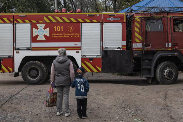 Russian airstrike hits residential building in Sloviansk SLOVIANSK, UKRAINE - OCTOBER 11: A woman and a child standing next to a fire engine following a Russian airstrike on a residential building in Sloviansk, Ukraine, on October 11, 2026. Diego Herrera Carcedo Anadolu Sloviansk Ukraine. Editorial use only. Please get in touch for any other usage. Copyright: x2026xAnadoluxDiegoxHerreraxCarcedox