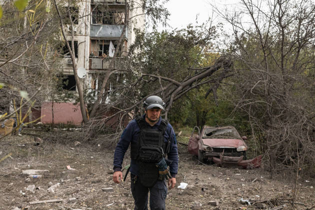 Russian airstrike hits residential building in Sloviansk SLOVIANSK, UKRAINE - OCTOBER 11: A firefighter walks past a wrecked car following a Russian airstrike on a residential building in Sloviansk, Ukraine, on October 11, 2026. Diego Herrera Carcedo Anadolu Sloviansk Ukraine. Editorial use only. Please get in touch for any other usage. Copyright: x2026xAnadoluxDiegoxHerreraxCarcedox