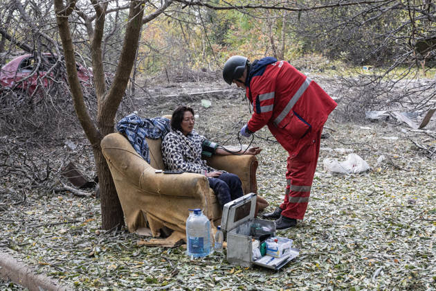 Russian airstrike hits residential building in Sloviansk SLOVIANSK, UKRAINE - OCTOBER 11: A doctor treats a woman following a Russian airstrike on a residential building in Sloviansk, Ukraine, on October 11, 2026. Diego Herrera Carcedo Anadolu Sloviansk Ukraine. Editorial use only. Please get in touch for any other usage. Copyright: x2026xAnadoluxDiegoxHerreraxCarcedox