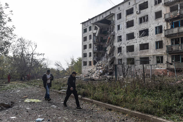 Russian airstrike hits residential building in Sloviansk SLOVIANSK, UKRAINE - OCTOBER 11: Civilians walk past a damaged building following a Russian airstrikea residential block in Sloviansk, Ukraine, on October 11, 2026. Diego Herrera Carcedo Anadolu Sloviansk Ukraine. Editorial use only. Please get in touch for any other usage. Copyright: x2026xAnadoluxDiegoxHerreraxCarcedox