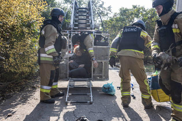 Russian airstrike hits residential building in Sloviansk SLOVIANSK, UKRAINE - OCTOBER 11: Firefighters rescue a civilian from a damaged building following a Russian airstrike on a residential building in Sloviansk, Ukraine, on October 11, 2026. Diego Herrera Carcedo Anadolu Sloviansk Ukraine. Editorial use only. Please get in touch for any other usage. Copyright: x2026xAnadoluxDiegoxHerreraxCarcedox
