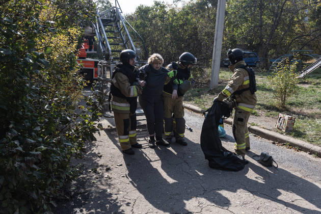 Russian airstrike hits residential building in Sloviansk SLOVIANSK, UKRAINE - OCTOBER 11: Firefighters rescue a civilian from a damaged building following a Russian airstrike on a residential building in Sloviansk, Ukraine, on October 11, 2026. Diego Herrera Carcedo Anadolu Sloviansk Ukraine. Editorial use only. Please get in touch for any other usage. Copyright: x2026xAnadoluxDiegoxHerreraxCarcedox