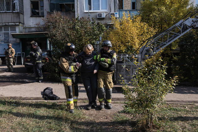 Russian airstrike hits residential building in Sloviansk SLOVIANSK, UKRAINE - OCTOBER 11: Firefighters rescue a civilian from a damaged building following a Russian airstrike on a residential building in Sloviansk, Ukraine, on October 11, 2026. Diego Herrera Carcedo Anadolu Sloviansk Ukraine. Editorial use only. Please get in touch for any other usage. Copyright: x2026xAnadoluxDiegoxHerreraxCarcedox